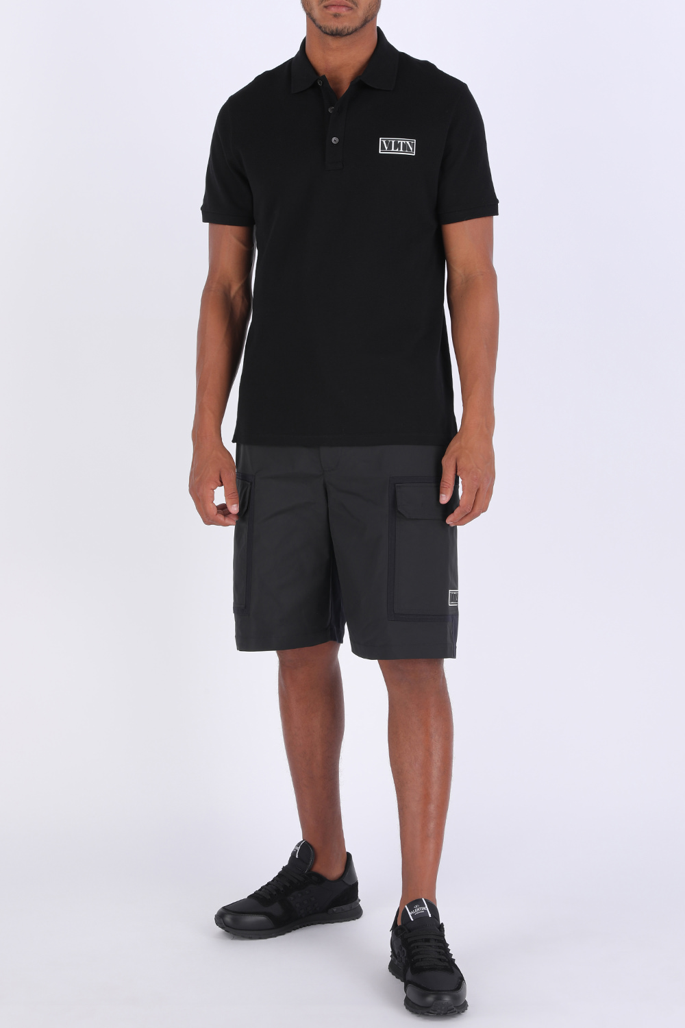 חולצת פולו שחורה עם לוגו מכותנה